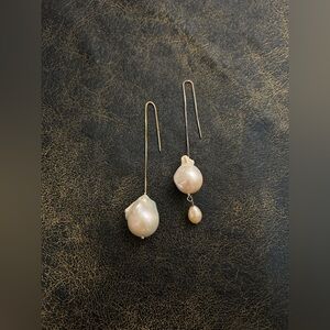 Asymmetric natural pearl drop earrings